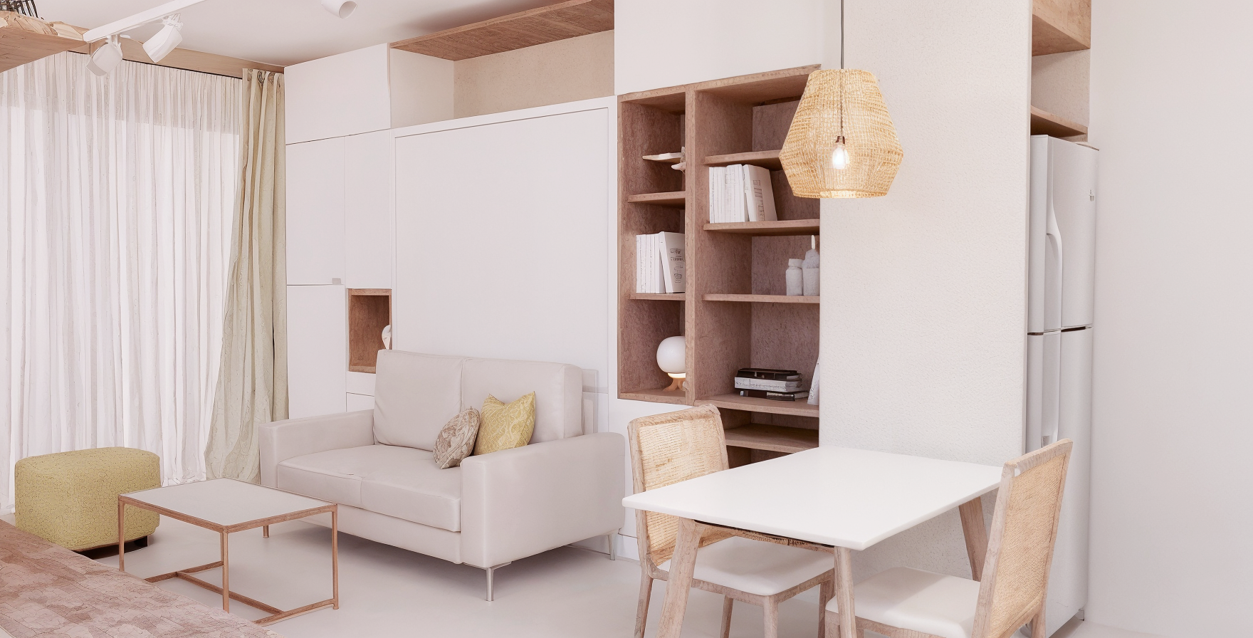 Monoambiente luminoso con mobiliario funcional